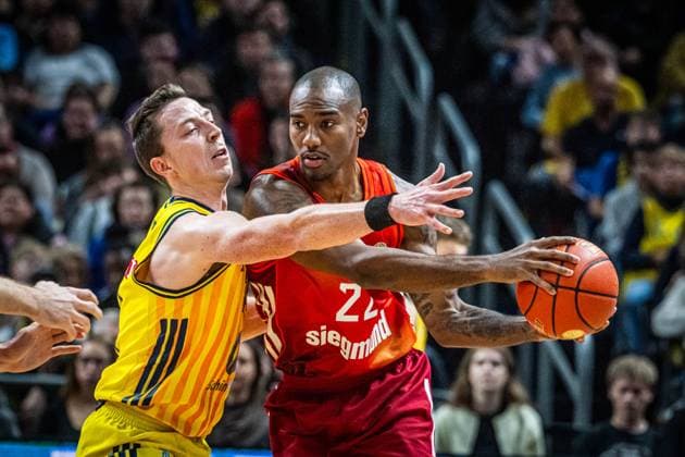 Basketball Berlin 26.10.2025 Saison 2025 2026 easyCredit BBL 1. Bundesliga Männer, Herren Alba Berlin - FC Bayern München Basketball Isiaha Mike (München, No.22) Justin Bean (Alba Berlin, No.34)