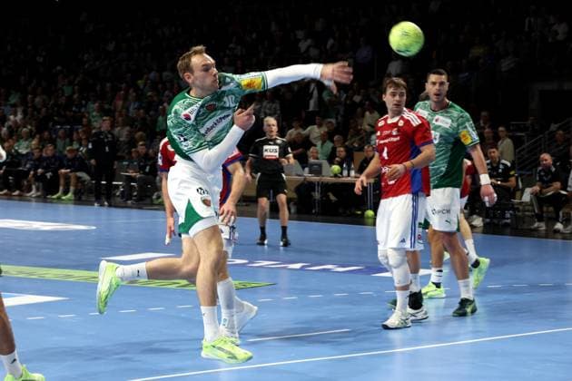 DEU, DHB, 1.HBL, Fuechse Berlin vs. HSV, 26.10.2025, Max-Schmeling-Halle, Berlin, DEU, DHB, 1.HBL, Fuechse Berlin vs. HSV, im Bild Mathias Gidsel (Fuechse Berlin 19), Mijajlo Marsenic (Fuechse Berlin 93), Andreas Magaard (HSV Hamburg 4)