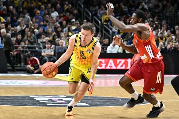 26.10.2025, xlakx, Basketball BBL Bundesliga, Alba Berlin - FC Bayern München Basketball v.l. Martin Hermannsson (Alba Berlin), Xavier Rathan Mayes (FC Bayern Basketball) Zweikampf, Duell, Kampf, tackle Berlin
