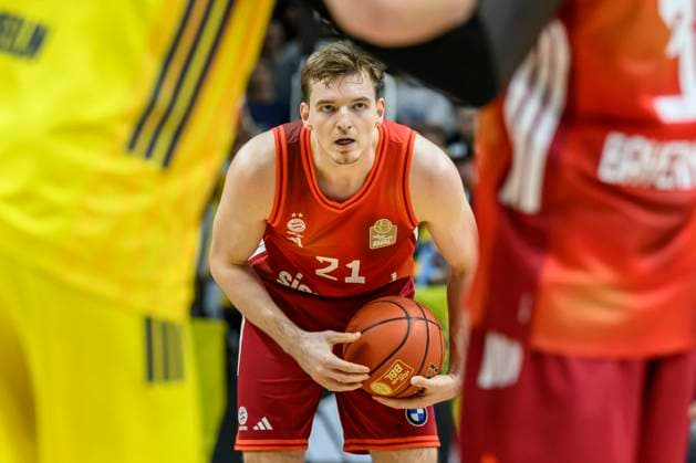 GER, Berlin, Basketball, Alba Berlin vs FC Bayern Basketball - in der Uber Arena, BBL, Spieltag 5, im Bild v.l.: Justus Hollatz (FCB, 21), sucht Anspielstation, 26.10.2025 Copyright: HMBxMedia UwexKoch