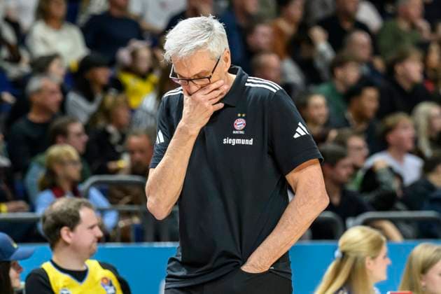 GER, Berlin, Basketball, Alba Berlin vs FC Bayern Basketball - in der Uber Arena, BBL, Spieltag 5, im Bild v.l.: Gordon Herbert (FCB, Trainer), traurig, deprimiert, sauer, liegt zur Halbzeit zurueck, 26.10.2025 Copyright: HMBxMedia UwexKoch