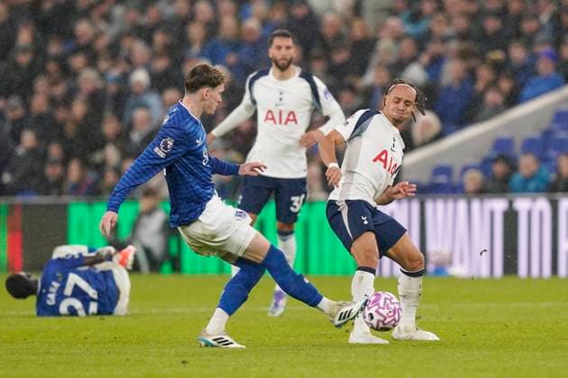 Liverpool, England, 26th October 2025. James Garner of Everton (l) tackles Xavi Simons of Tottenham (r) during the Everton vs Tottenham Hotspur Premier League match at Hill Dickinson Stadium, Liverpool. Picture credit should read: Andrew Yates Sportimage EDITORIAL USE ONLY. No use with unauthorised audio, video, data, fixture lists, club league logos or live services. Online in-match use limited to 120 images, no video emulation. No use in betting, games or single club league player publications. SPI_043_AY_Everton_Spurs SPI-4241-0043