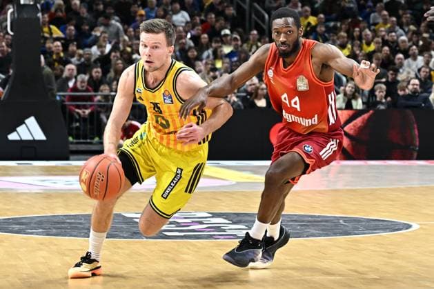 26.10.2025, xlakx, Basketball BBL Bundesliga, Alba Berlin - FC Bayern München Basketball v.l. Martin Hermannsson (Alba Berlin), Xavier Rathan Mayes (FC Bayern Basketball) Zweikampf, Duell, Kampf, tackle Berlin