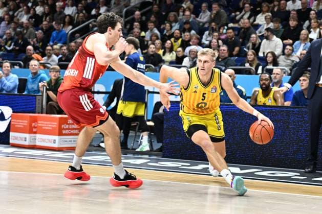 26.10.2025, xlakx, Basketball BBL Bundesliga, Alba Berlin - FC Bayern München Basketball v.l. Justinian Jessup (FC Bayern Basketball), Sam Griesel (Alba Berlin) Zweikampf, Duell, Kampf, tackle Berlin
