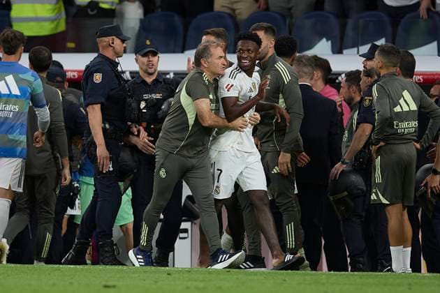 Vinicius Jr (Real Madrid CF) gestures during the LaLiga EA Sports match between Real Madrid v FC Barcelona, Barca at Santiago BernabÃ u on October 26, 2025 in Madrid, Spain. (Photo by Manu Reino DeFodi Images) Vinicius Jr Real Madrid CF gestures during the LaLiga EA Sports match between Real Madrid v FC Barcelona at Santiago BernabÃ u on October 26, 2025 in Madrid, Spain Photo by Manu Reino DeFodi Images