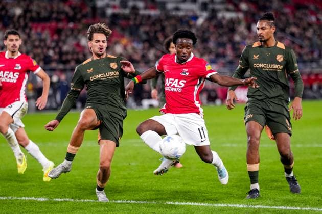 2025-10-26 AZ Alkmaar v FC Utrecht - Dutch Eredivisie ALKMAAR, NETHERLANDS - OCTOBER 26: Siebe Horemans of FC Utrecht battles for possession with Ibrahim Sadiq of AZ Alkmaar during the Dutch Eredivisie match between AZ Alkmaar and FC Utrecht at AFAS Stadion on October 26, 2025 in Alkmaar, Netherlands. Alkmaar AFAS Stadion Netherlands Content not available for redistribution in The Netherlands directly or indirectly through any third parties. Copyright: xEdxvanxdexPolx
