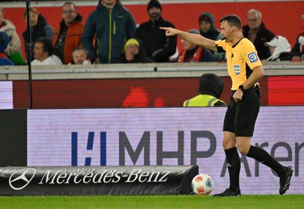 Schiedsrichter Referee Felix Zwayer VAR, Video-Assistent, Videobeweis, Videoschiedsrichter Video Assistent Referee entscheidet auf Elfmeter, Strafstoss Gestik Geste VfB Stuttgart vs 1. FSV Mainz 05 26.10.2025 DFL REGULATIONS PROHIBIT ANY USE OF PHOTOGRAPHS AS IMAGE SEQUENCES AND OR QUASI-VIDEO VfB Stuttgart vs 1. FSV Mainz 05