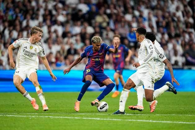 October 26, 2025, Madrid, Madrid, Spain: Lamine Yamal of FC Barcelona, Barca in action during the Spanish League, LaLiga EA Sports, football match played between Real Madrid C.F. and FC Barcelona at Santiago Bernabeu stadium on October 26, 2025, in Madrid, Spain. Madrid Spain - ZUMAa181 20251026_zaa_a181_178 Copyright: xOscarxJ.xBarrosox