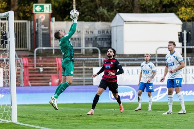 3. Liga: Viktoria Köln - Hansa Rostock; 26.10.2025 Benjamin Uphoff (Hansa Rostock, 1) hält einen Torschussversuch 3. Liga: Viktoria Köln - Hansa Rostock, Köln, Sportpark Höhenberg am 26.10.2025 DFB REGULATIONS PROHIBIT ANY USE OF PHOTOGRAPHS AS IMAGE SEQUENCES AND OR QUASI-VIDEO. Copyright: xBEAUTIFULxSPORTS Wunderlx