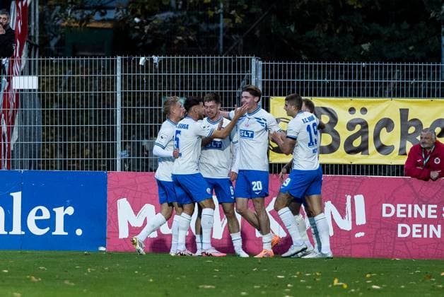 3. Liga: Viktoria Köln - Hansa Rostock; 26.10.2025 Jubel zum 0:1 durch Ryan Naderi (Hansa Rostock, 20), Tor, Torjubel 3. Liga: Viktoria Köln - Hansa Rostock, Köln, Sportpark Höhenberg am 26.10.2025 DFB REGULATIONS PROHIBIT ANY USE OF PHOTOGRAPHS AS IMAGE SEQUENCES AND OR QUASI-VIDEO. Copyright: xBEAUTIFULxSPORTS Wunderlx
