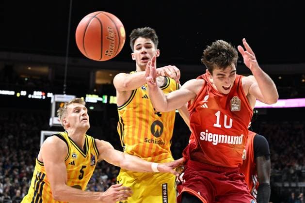 26.10.2025, xlakx, Basketball BBL Bundesliga, Alba Berlin - FC Bayern München Basketball v.l. Sam Griesel (Alba Berlin), Nevio Bennefeld (Alba Berlin), Justinian Jessup (FC Bayern Basketball) Zweikampf, Duell, Kampf, tackle Berlin