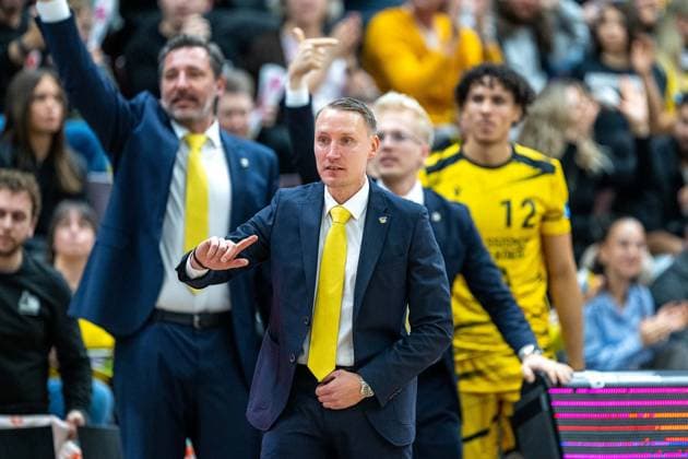 Kenneth Desloovere (MHP RIESEN Ludwigsburg, Co-Coach), Johs Andersen (MHP RIESEN Ludwigsburg, Co-Coach), Mikko Riipinen (MHP RIESEN Ludwigsburg, Head-Coach), GER, MHP RIESEN Ludwigsburg vs. ratiopharm ulm, easycredit BBL, Basketball, Bundesliga, 5. Spieltag, Spielzeit 2025 2026, 26.10.2025, GER, MHP RIESEN Ludwigsburg vs. ratiopharm ulm, easycredit BBL, Basketball, Bundesliga, 5. Spieltag, Spielzeit 2025 2026, 26.10.2025 Ludwigsburg Copyright: xEibner-Pressefoto SaschaxWaltherx EP_EER