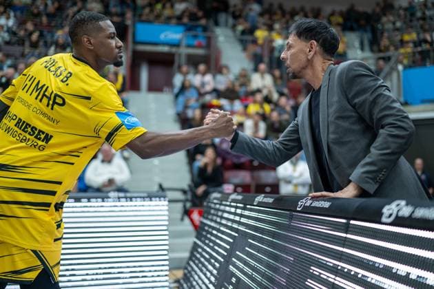 Yorman Polas Bartolo (MHP RIESEN Ludwigsburg, 13), Alexander Reil (MHP RIESEN Ludwigsburg, 1. Vorsitzende) sowie Praesident der AG Basketball Bundesliga, positive Emotionen, GER, MHP RIESEN Ludwigsburg vs. ratiopharm ulm, easycredit BBL, Basketball, Bundesliga, 5. Spieltag, Spielzeit 2025 2026, 26.10.2025, GER, MHP RIESEN Ludwigsburg vs. ratiopharm ulm, easycredit BBL, Basketball, Bundesliga, 5. Spieltag, Spielzeit 2025 2026, 26.10.2025 Ludwigsburg Copyright: xEibner-Pressefoto SaschaxWaltherx EP_EER
