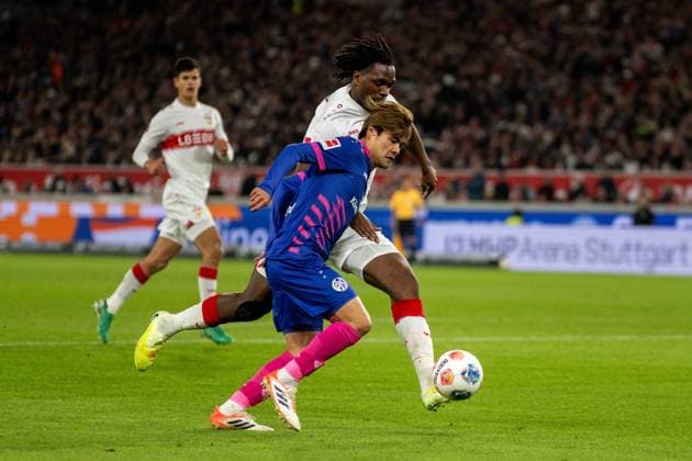 Kaishu Sano (1.FSV Mainz 05) und Dan-Axel Zagadou (VfB Stuttgart). xettx, Deutschland, Stuttgart, 26.10.2025, Fussball, Bundesliga: VfB Stuttgart vs 1.FSV Mainz 05, Saison 2025 2026, 8. Spieltag, MHP Arena DFL DFB REGULATIONS PROHIBIT ANY USE OF PHOTOGRAPHS AS IMAGE SEQUENCES AND OR QUASI-VIDEO.