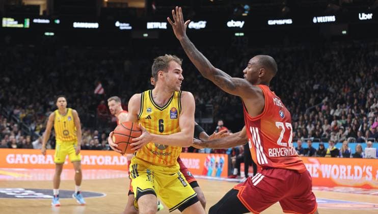 Malte Delow am Ball, Isiaha Mike Zweikampf Spielszene Aktion Basketball BBL Bundesliga Herren 5. Spieltag Saison 2025 2026 26.10.2025 ALBA Berlin vs. Bayern München
