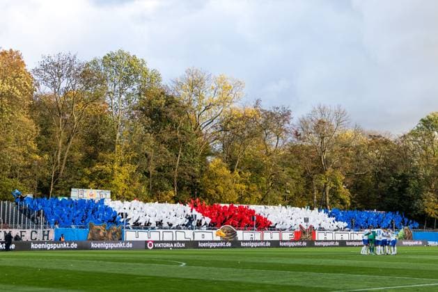 3. Liga: Viktoria Köln - Hansa Rostock; 26.10.2025 Choreo der Fans von Hansa Rostock Wild auf Hansa 3. Liga: Viktoria Köln - Hansa Rostock, Köln, Sportpark Höhenberg am 26.10.2025 DFB REGULATIONS PROHIBIT ANY USE OF PHOTOGRAPHS AS IMAGE SEQUENCES AND OR QUASI-VIDEO. Copyright: xBEAUTIFULxSPORTS Wunderlx