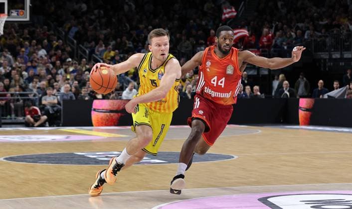 Martin Hermannsson am Ball, Kamar Baldwin Zweikampf Spielszene Aktion Basketball BBL Bundesliga Herren 5. Spieltag Saison 2025 2026 26.10.2025 ALBA Berlin vs. Bayern München