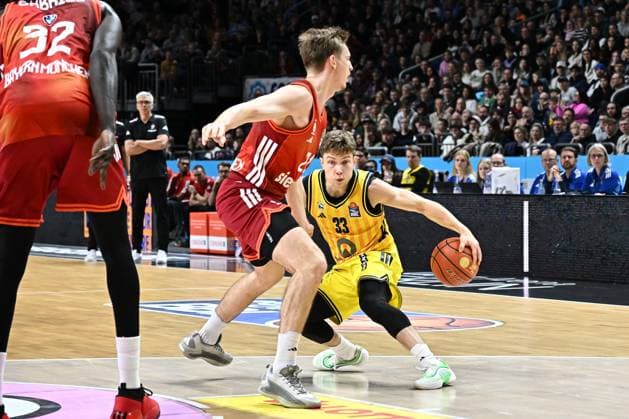 26.10.2025, xlakx, Basketball BBL Bundesliga, Alba Berlin - FC Bayern München Basketball v.l. Justus Hollatz (FC Bayern Basketball), Bennet Hundt (Alba Berlin) Zweikampf, Duell, Kampf, tackle Berlin