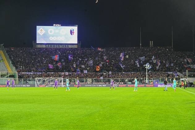 Fiorentina fans during ACF Fiorentina vs Bologna FC, Italian soccer Serie A match in Florence, Italy, October 26 2025  Copyright: xFabioxFagiolini IPAxSportx xipa-agency.netx xx IPA_67113716 IPA_Agency_IPA67113716