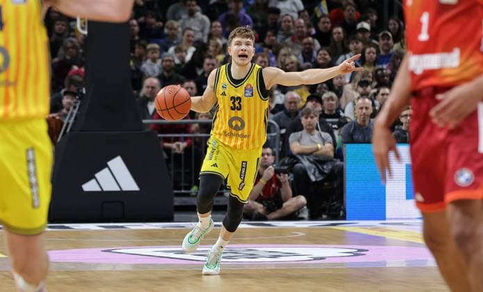 Bennet Hundt am Ball zeigend, gestikulierend Einzelbild Freisteller Aktion Basketball BBL Bundesliga Herren 5. Spieltag Saison 2025 2026 26.10.2025 ALBA Berlin vs. Bayern München