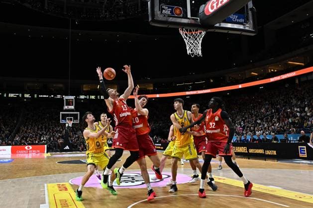 26.10.2025, xlakx, Basketball BBL Bundesliga, Alba Berlin - FC Bayern München Basketball v.l. Jonas Mattisseck (Alba Berlin), Andreas Obst (FC Bayern Basketball), Justinian Jessup (FC Bayern Basketball),Nevio Bennefeld (Alba Berlin), Wenyen Gabriel (FC Bayern Basketball) Zweikampf, Duell, Kampf, tackle Berlin
