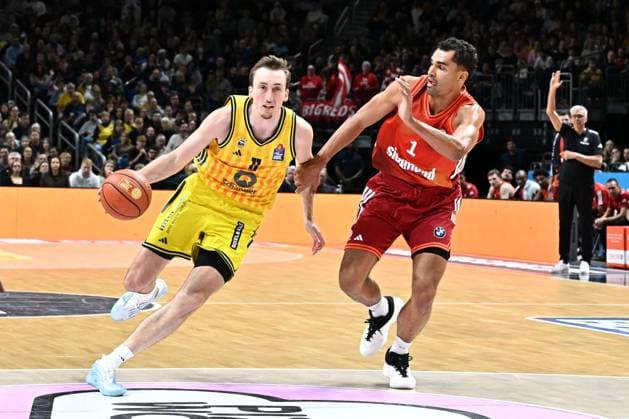 26.10.2025, xlakx, Basketball BBL Bundesliga, Alba Berlin - FC Bayern München Basketball v.l. Moses Wood (Alba Berlin), Oscar da Silva (FC Bayern Basketball) Zweikampf, Duell, Kampf, tackle Berlin