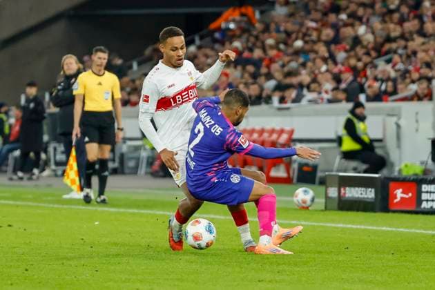 Phillipp Mwene (1.FSV Mainz, 02) und Nikolas Nartey (VfB Stuttgart, 28) im Kampf um den Ball , Deutschland, Fussball, 1. Bundesliga, 8.Spieltag, 2025 2026, VfB Stuttgart vs. 1.FSV Mainz 05, 26.10.2025, MHP Arena, Stuttgart, Deutschland Stuttgart MHP Arena Baden-Württemberg Deutschland Copyright: xGrantxHubbsx