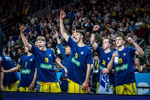 Basketball Berlin 26.10.2025 Saison 2025 2026 easyCredit BBL 1. Bundesliga Männer, Herren Alba Berlin - FC Bayern München Basketball Jubel Alba Anton Kemmer (Alba Berlin, No.79) Nevio Bennefeld (Alba Berlin, No.22) Justin Bean (Alba Berlin, No.34) Anton Nufer (Alba Berlin, No.20)