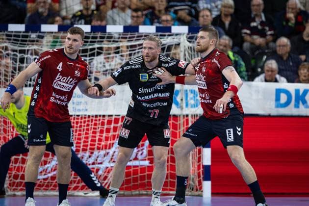 DAIKIN HBL: SG Flensburg-Handewitt vs HC Erlangen; 26.10.25 Kampf am Kreis Johannes Golla (Nr.04, SG Flensburg-Handewitt), Maciej Gebala (Nr.77, HC Erlangen), Blaz Blagotinsek (Nr.43, SG Flensburg-Handewitt) DAIKIN HBL: SG Flensburg-Handewitt vs HC Erlangen, GP JOULE Arena am 26.10.25 Copyright: xBEAUTIFULxSPORTS MarioxM.xKobergx