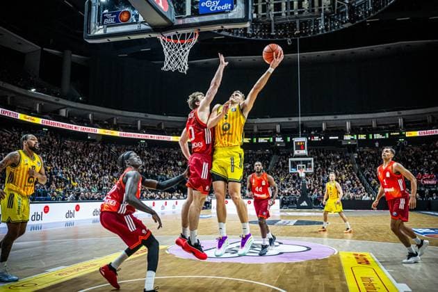 Basketball Berlin 26.10.2025 Saison 2025 2026 easyCredit BBL 1. Bundesliga Männer, Herren Alba Berlin - FC Bayern München Basketball Sam Griesel (Alba Berlin, No.05) Justinian Jessup (München, No.10)