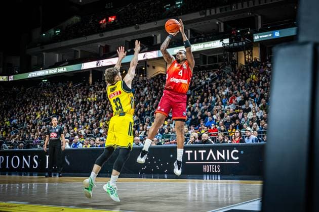 Basketball Berlin 26.10.2025 Saison 2025 2026 easyCredit BBL 1. Bundesliga Männer, Herren Alba Berlin - FC Bayern München Basketball Xavier Rathan-Mayes (München, No.04) bennet Hundt (Alba Berlin, No.33)