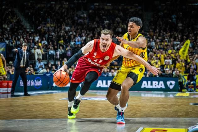 Basketball Berlin 26.10.2025 Saison 2025 2026 easyCredit BBL 1. Bundesliga Männer, Herren Alba Berlin - FC Bayern München Basketball Andreas Obst (München, No.13) Jack Kayil (Alba Berlin, No.07)
