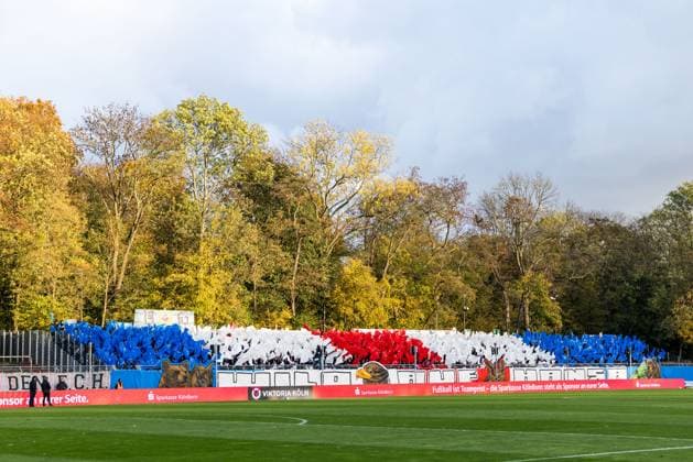 3. Liga: Viktoria Köln - Hansa Rostock; 26.10.2025 Choreo der Fans von Hansa Rostock Wild auf Hansa 3. Liga: Viktoria Köln - Hansa Rostock, Köln, Sportpark Höhenberg am 26.10.2025 DFB REGULATIONS PROHIBIT ANY USE OF PHOTOGRAPHS AS IMAGE SEQUENCES AND OR QUASI-VIDEO. Copyright: xBEAUTIFULxSPORTS Wunderlx