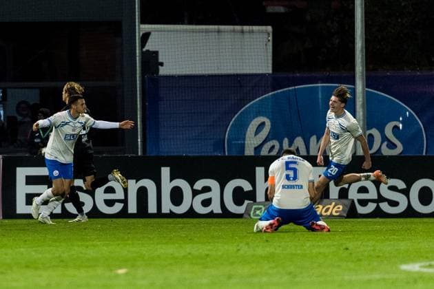 3. Liga: Viktoria Köln - Hansa Rostock; 26.10.2025 Jubel zum 1:3 durch Kenan Fatkic (Hansa Rostock, 4) nach Foulelfmeter, Tor, Torjubel 3. Liga: Viktoria Köln - Hansa Rostock, Köln, Sportpark Höhenberg am 26.10.2025 DFB REGULATIONS PROHIBIT ANY USE OF PHOTOGRAPHS AS IMAGE SEQUENCES AND OR QUASI-VIDEO. Copyright: xBEAUTIFULxSPORTS Wunderlx