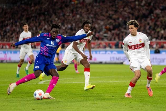 Danny Da Costa (1.FSV Mainz 05), Dan-Axel Zagadou und Ameen Al-Dakhil (VfB Stuttgart). xettx, Deutschland, Stuttgart, 26.10.2025, Fussball, Bundesliga: VfB Stuttgart vs 1.FSV Mainz 05, Saison 2025 2026, 8. Spieltag, MHP Arena DFL DFB REGULATIONS PROHIBIT ANY USE OF PHOTOGRAPHS AS IMAGE SEQUENCES AND OR QUASI-VIDEO.