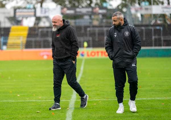 Thorsten Nehrbauer (Sportfreunde Siegen, Trainer) und Sergen Yesilcay (Sportfreunde Siegen, Co-Trainer) FC Gütersloh - Sportfreunde Siegen 26.10.2025 Fussball, Regionalliga West, 13. Spieltag, GER, Heidewaldstadion, Gütersloh Copyright: MarcoxBader