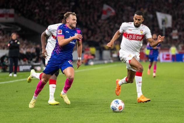 Dan-Axel Zagadou (VfB Stuttgart), Benedict Hollerbach (1.FSV Mainz 05) und Josha Vagnoman (VfB Stuttgart). xettx, Deutschland, Stuttgart, 26.10.2025, Fussball, Bundesliga: VfB Stuttgart vs 1.FSV Mainz 05, Saison 2025 2026, 8. Spieltag, MHP Arena DFL DFB REGULATIONS PROHIBIT ANY USE OF PHOTOGRAPHS AS IMAGE SEQUENCES AND OR QUASI-VIDEO.
