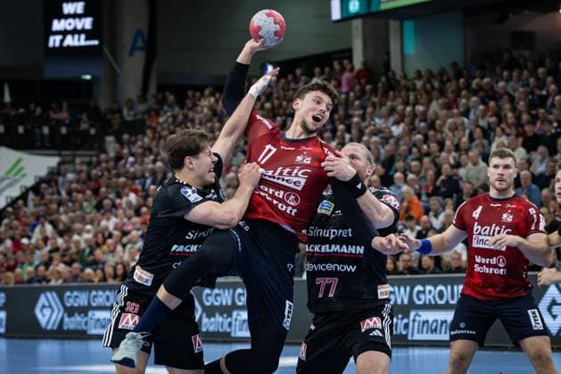 DAIKIN HBL: SG Flensburg-Handewitt vs HC Erlangen; 26.10.25 Marko Grgic (Nr.17, SG Flensburg-Handewitt) im Angriff DAIKIN HBL: SG Flensburg-Handewitt vs HC Erlangen, GP JOULE Arena am 26.10.25 Copyright: xBEAUTIFULxSPORTS MarioxM.xKobergx