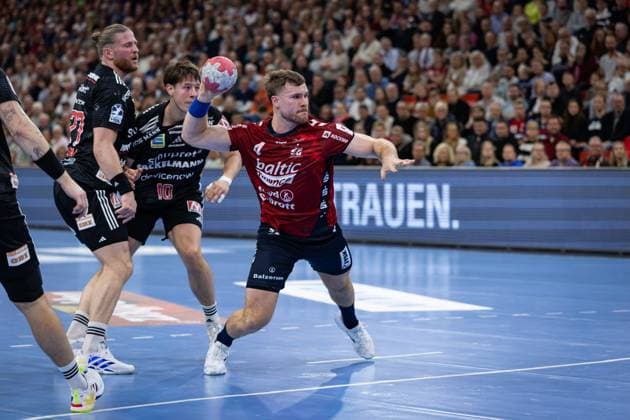 DAIKIN HBL: SG Flensburg-Handewitt vs HC Erlangen; 26.10.25 Johannes Golla (Nr.04, SG Flensburg-Handewitt) im Angriff DAIKIN HBL: SG Flensburg-Handewitt vs HC Erlangen, GP JOULE Arena am 26.10.25 Copyright: xBEAUTIFULxSPORTS MarioxM.xKobergx