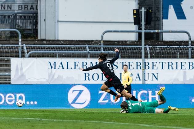 3. Liga: Viktoria Köln - Hansa Rostock; 26.10.2025 Zweikampf Benjamin Uphoff (Hansa Rostock, 1), Lex Tyger Lobinger (FC Viktoria Köln, 9) - Elfemterfoul 3. Liga: Viktoria Köln - Hansa Rostock, Köln, Sportpark Höhenberg am 26.10.2025 DFB REGULATIONS PROHIBIT ANY USE OF PHOTOGRAPHS AS IMAGE SEQUENCES AND OR QUASI-VIDEO. Copyright: xBEAUTIFULxSPORTS Wunderlx