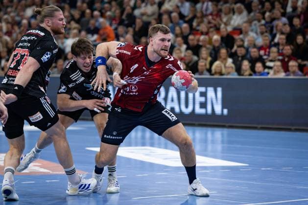 DAIKIN HBL: SG Flensburg-Handewitt vs HC Erlangen; 26.10.25 Johannes Golla (Nr.04, SG Flensburg-Handewitt) im Angriff DAIKIN HBL: SG Flensburg-Handewitt vs HC Erlangen, GP JOULE Arena am 26.10.25 Copyright: xBEAUTIFULxSPORTS MarioxM.xKobergx