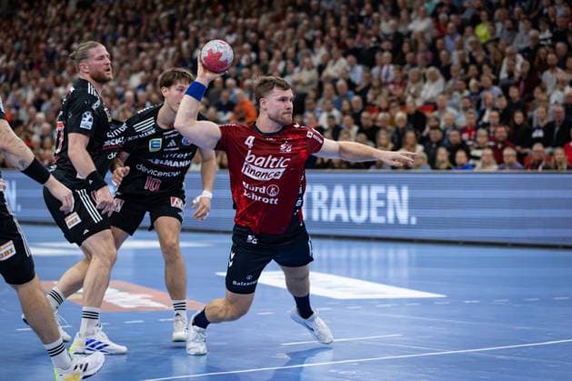 DAIKIN HBL: SG Flensburg-Handewitt vs HC Erlangen; 26.10.25 Johannes Golla (Nr.04, SG Flensburg-Handewitt) im Angriff DAIKIN HBL: SG Flensburg-Handewitt vs HC Erlangen, GP JOULE Arena am 26.10.25 Copyright: xBEAUTIFULxSPORTS MarioxM.xKobergx