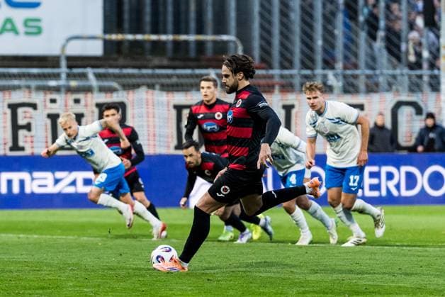 3. Liga: Viktoria Köln - Hansa Rostock; 26.10.2025 Lex Tyger Lobinger (FC Viktoria Köln, 9) schießt den Elfmeter zum 1:2, Tor 3. Liga: Viktoria Köln - Hansa Rostock, Köln, Sportpark Höhenberg am 26.10.2025 DFB REGULATIONS PROHIBIT ANY USE OF PHOTOGRAPHS AS IMAGE SEQUENCES AND OR QUASI-VIDEO. Copyright: xBEAUTIFULxSPORTS Wunderlx
