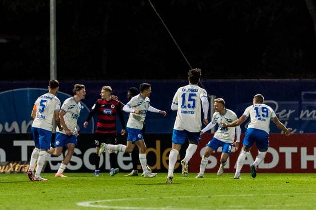3. Liga: Viktoria Köln - Hansa Rostock; 26.10.2025 Jubel zum 1:3 durch Kenan Fatkic (Hansa Rostock, 4) nach Foulelfmeter, Tor, Torjubel 3. Liga: Viktoria Köln - Hansa Rostock, Köln, Sportpark Höhenberg am 26.10.2025 DFB REGULATIONS PROHIBIT ANY USE OF PHOTOGRAPHS AS IMAGE SEQUENCES AND OR QUASI-VIDEO. Copyright: xBEAUTIFULxSPORTS Wunderlx