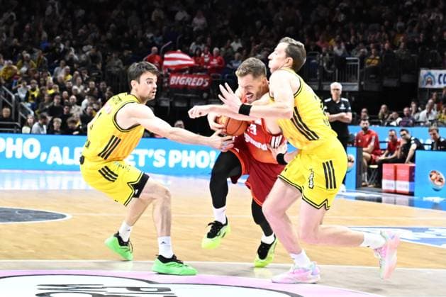 26.10.2025, xlakx, Basketball BBL Bundesliga, Alba Berlin - FC Bayern München Basketball v.l. Jonas Mattisseck (Alba Berlin), Andreas Obst (FC Bayern Basketball), Justin Bean (Alba Berlin) Zweikampf, Duell, Kampf, tackle Berlin