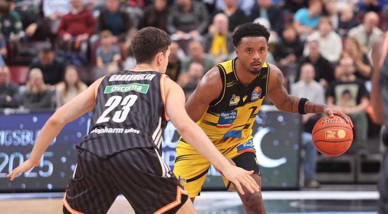 Ludwigsburg , easyCredit Basketball Bundesliga MHP Riesen Ludwigsburg vs. ratiopharm Ulm , von links: Diego Garavaglio ( Ulm ) Elijah Hughes ( Riesen )
