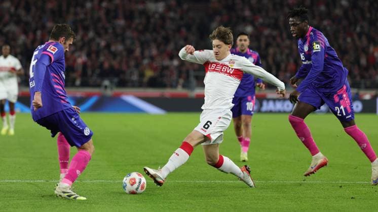 Stuttgart, Bundesliga Fußball VfB Stuttgart vs. 1. FSV Mainz 05, Angelo Stiller (VfB) Gemäß den Vorgaben der DFL Deutschen Fußball Liga ist es untersagt, in dem Stadion und oder vom Spiel angefertigte Fotoaufnahmen in Form von Sequenzbildern und oder videoähnlichen Fotostrecken zu verwerten bzw. verwerten zu lassen.