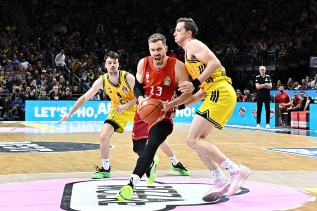 26.10.2025, xlakx, Basketball BBL Bundesliga, Alba Berlin - FC Bayern München Basketball v.l. Jonas Mattisseck (Alba Berlin), Andreas Obst (FC Bayern Basketball), Justin Bean (Alba Berlin) Zweikampf, Duell, Kampf, tackle Berlin