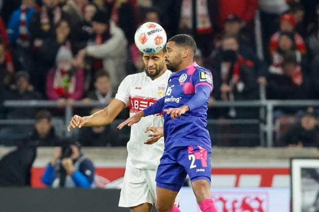 Josha Vagnoman (VfB Stuttgart, 04) und Phillipp Mwene (1.FSV Mainz, 02) beim Kopfballduell , Deutschland, Fussball, 1. Bundesliga, 8.Spieltag, 2025 2026, VfB Stuttgart vs. 1.FSV Mainz 05, 26.10.2025, MHP Arena, Stuttgart, Deutschland Stuttgart MHP Arena Baden-Württemberg Deutschland Copyright: xGrantxHubbsx