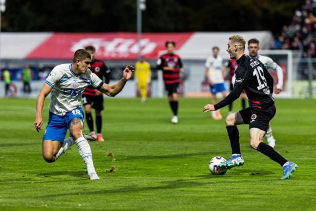 3. Liga: Viktoria Köln - Hansa Rostock; 26.10.2025 Zweikampf Jan Mejdr (Hansa Rostock, 19), Meiko Sponsel (FC Viktoria Köln, 19) 3. Liga: Viktoria Köln - Hansa Rostock, Köln, Sportpark Höhenberg am 26.10.2025 DFB REGULATIONS PROHIBIT ANY USE OF PHOTOGRAPHS AS IMAGE SEQUENCES AND OR QUASI-VIDEO. Copyright: xBEAUTIFULxSPORTS Wunderlx